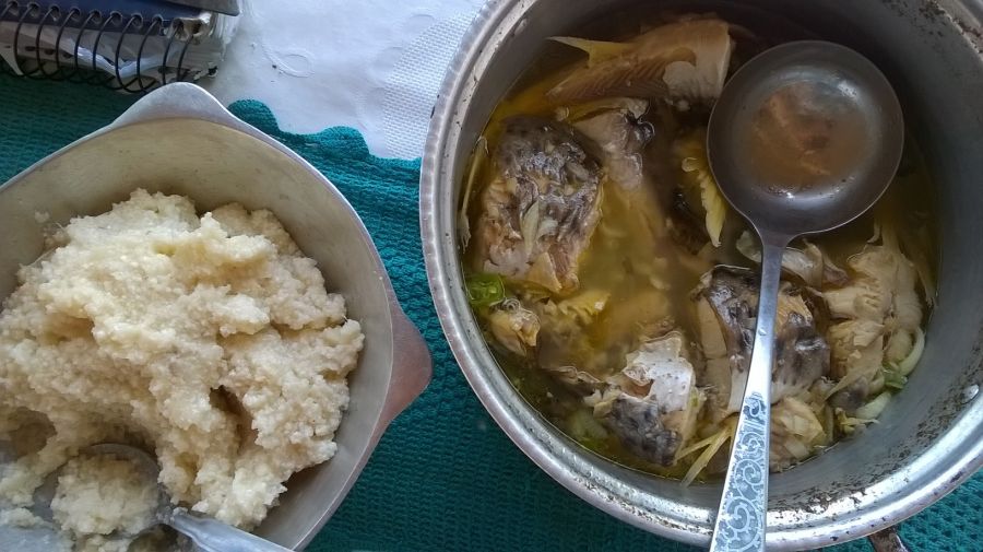 Tradicional sopa kalunga, um ensopado de peixe acompanhado por pirão de farinha de mandioca | Foto de Ana Ferrareze